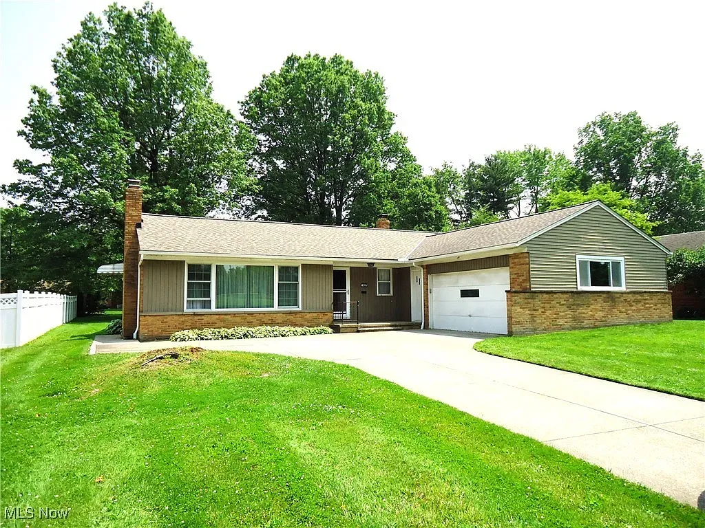 1857 Brainard Rd, Lyndhurst, OH 44124
